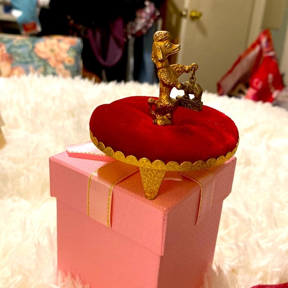 VINTAGE BRASS POODLE RED VELVET PIN CUSHION w/ YELLOWSTONE CHARM SWEET! … - Picture 4 of 7